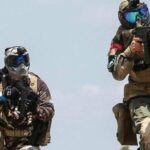 Descubre el equipo esencial para jugar paintball y domina la cancha